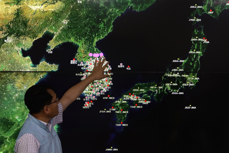 Ryoo Yog-Gyu, a monitoring director of National Earthquake and Volcano Center, shows seismic waves taking place in North Korea on a screen at the Korea Meteorological Administration center on September 3, 2017 in Seoul, South Korea. (Photo by Chung Sung-Jun/Getty Images)